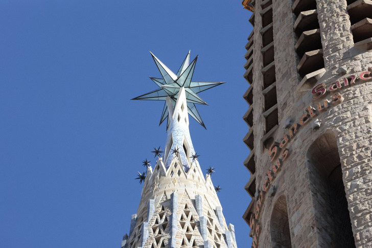Фото №1 - На соборе Sagrada Família в Барселоне зажгли новую звезду