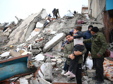 Апокалипсис в прямом эфире: мир следит, как в Турции из-под руин спасают детей и животных