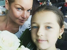 Анастасия Волочкова учит дочь позировать в бикини