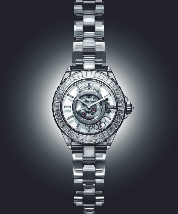 Это надо видеть: абсолютно прозрачные часы Chanel J12 с браслетом из звеньев-сапфиров