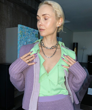 Больше цвета: Ольга Карпуть в вязаном костюме лавандового оттенка