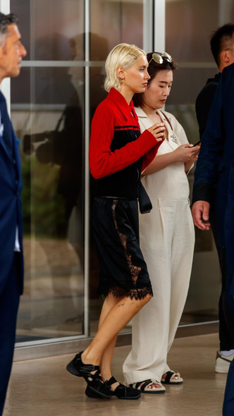 Не как все: Айрис Лоу показала, как носить летом атласную юбку, — это стильный прием
