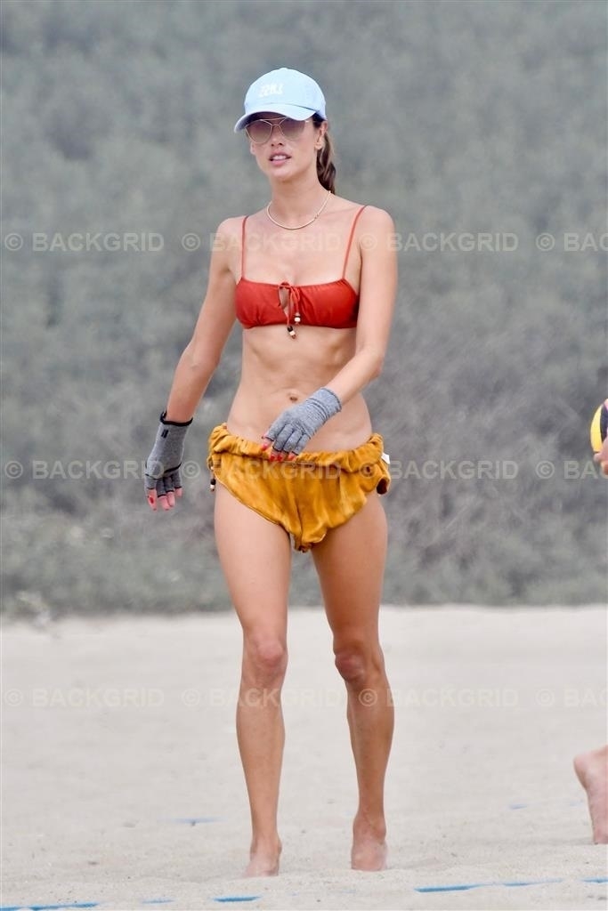Самый эффектный спорт: Алессандра Амбросио в бикини играет в пляжный волейбол