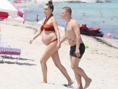 Огромный живот, но ни грамма целлюлита: глубоко беременная Ханна отдыхает с мужем на пляже в Майами