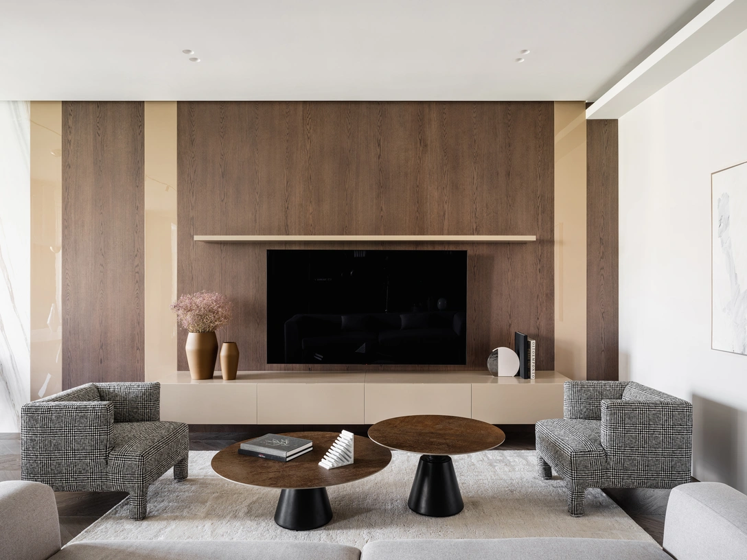 Гостиная. Кресло Mody, Driade, Altagamma. Журнальные столики, Cattelan Italia. Корпусная мебель выполнена на заказ. Ковер, Atelier Tapis Rouge. Картина After After Franz Kline №000 Ивана Глазкова, галерея Art & Brut. Вазы: Home Art, «Трио Интерьер». Декор на журнальном столе: Home Art. | Источник: Михаил Лоскутов Стиль: @yes_we_may