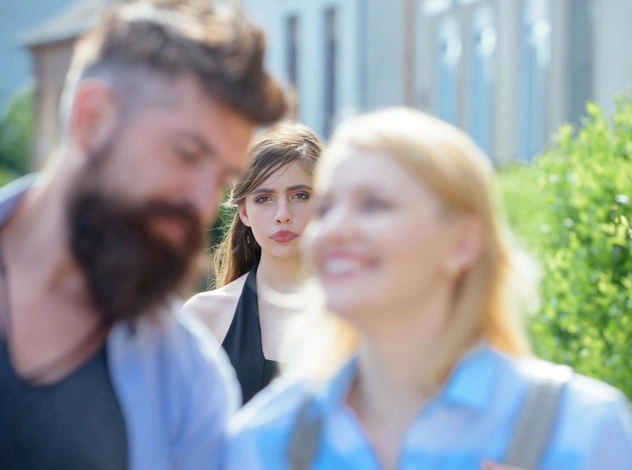 «Узнала, что подруге изменяет муж. Надо ли ей говорить?»