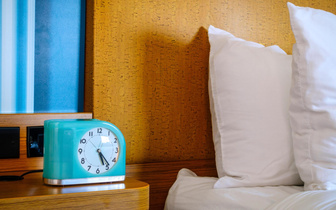 Во сколько нужно ложиться спать, чтобы встать в 7 утра? Объясняет невролог