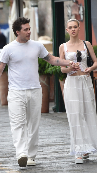 Никола Пельтц носит стильный белый аутфит во время медового месяца в Италии