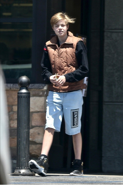 Мужской подход: Шайло Джоли-Питт уже несколько дней носит одни и те же шорты