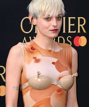 Актриса Эмма Коррин в самом необычном модном образе 2022 года: платье и бюстье из сдувшихся воздушных шариков