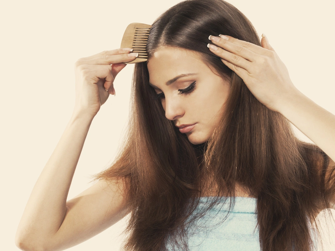 Почему волосы электризуются зимой, и как быстро решить эту проблему | marieclaire.ru