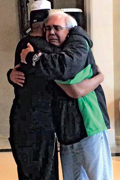 Джейми разместил в Twitter фото с отцом спасенного им мужчины. Тот встретился со звездой, чтобы поблагодарить за помощь