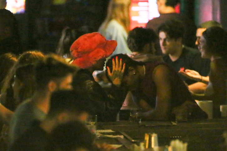 В розовой плюшевой шляпе и кожаной куртке: папарацци сняли свидание Рианны и A$AP Rocky