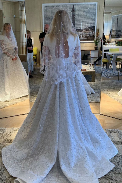 Софи до последнего скрывала дизайн свадебного платья