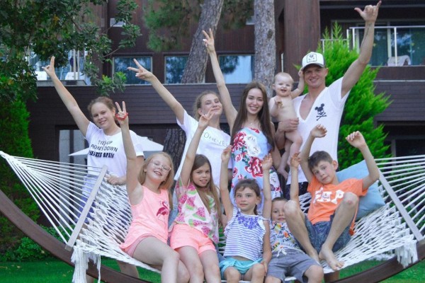 Дмитрий Тарасов пригласил в загородный дом родственников семьи