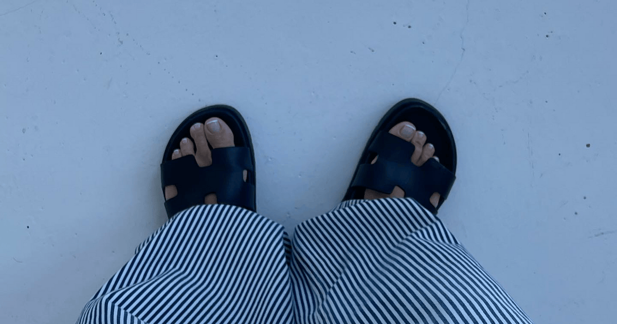 Самые модные шлепанцы для пляжа, которые можно носить и в городе | theGirl