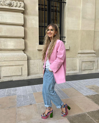 Розовый пиджак — самая красивая покупка весны 2022. Эмили Синдлев показывает, какую модель выбрать, а мы рассказываем, где купить похожую