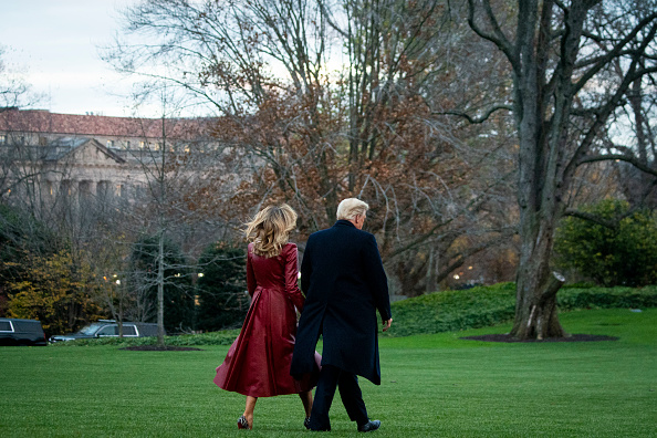 Ухожу красиво: Мелания Трамп в сенсационном кожаном пальто оттенка «красный русский»