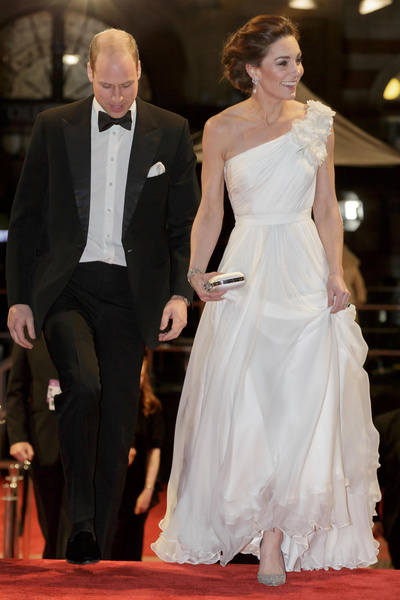 Перешитое старое платье и серьги за 1500 рублей: покорила ли Кейт Миддлтон красную дорожку BAFTA?