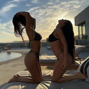 Как близняшки: Кайли Дженнер и Ким Кардашьян позируют в одинаковых эротических купальниках 🔥
