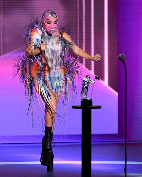 Леди Гага сменила аж 9 нарядов на музыкальной премии MTV VMA | thegirl.ru