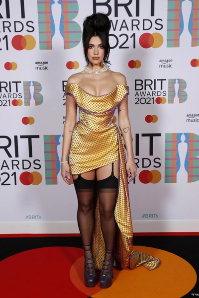 Пошлое платье Дуа Липы и еще 10 худших нарядов звезд на Brit Awards 2021