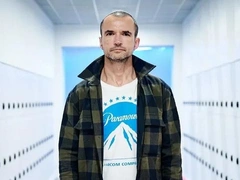 Ради хайп-эксперимента: миллионер в Москве прокатил на байке кормящую мать