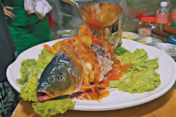Фото №1 - Рыба Инь-Янь — блюдо, которое живое и мертвое одновременно (видео)