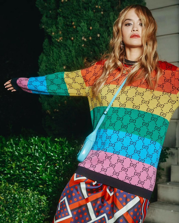 Ярче радуги: Рита Ора в разноцветном свитере Gucci