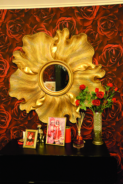 Оригинальный цветок Тане подарили на свадьбу, а зеркало она нашла в одном из салонов столицы