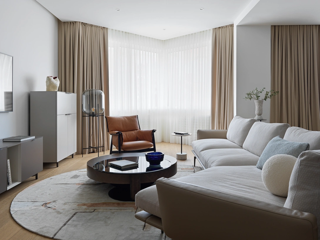 Гостиная. Диван, Poltrona Frau. Журнальные столики, Cattelan Italia и Cassina. На журнальном столике, ваза, Retronord. Ковер, Atelier Tapis Rouge. Декоративные подушки, Marilux Studio. | Источник: Сергей Красюк