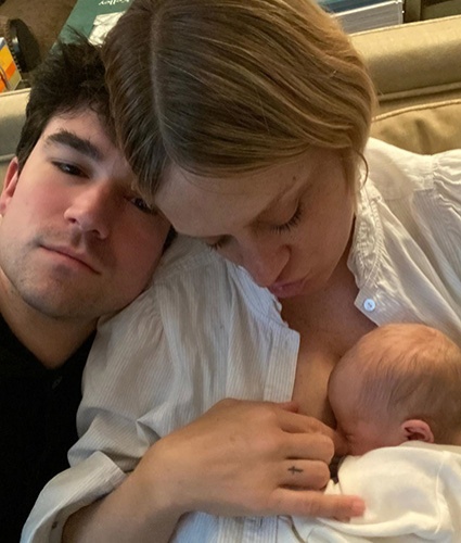 Хлое Севиньи поделилась первой фотографией новорожденного сына и раскрыла его необычное «русское» имя