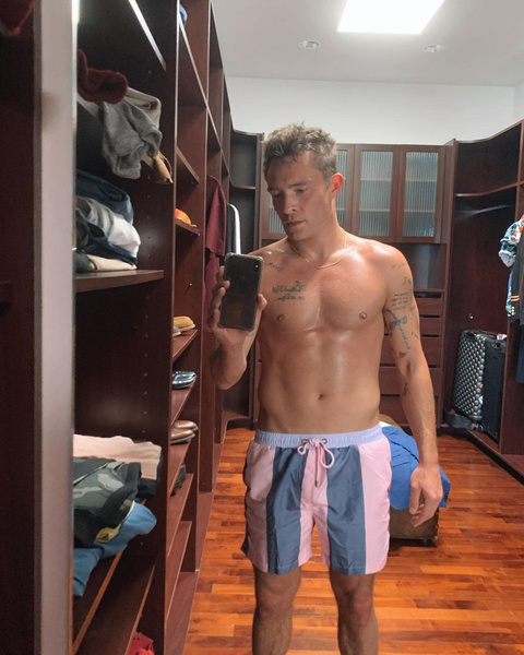 So hot: Эд Вествик показал свои татуировки и мускулы на селфи без рубашки