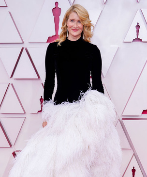 Черно-белое кино: Лора Дерн в Oscar de la Renta показала главный тренд 2021 — перья