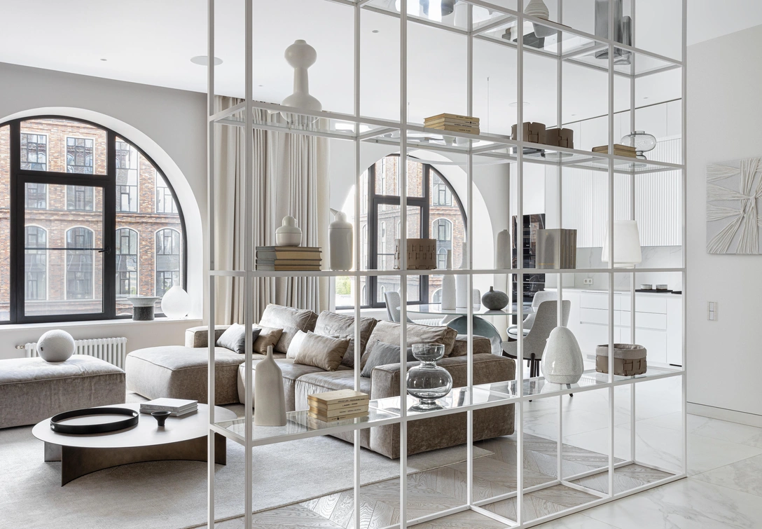 Легкий металлический стеллаж отделяет гостиную-кухню от прихожей. | Источник: Антон Лихтарович. Стиль: Александра Пыленкова