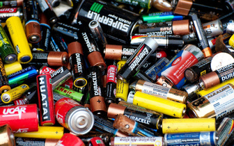 Почему простые батарейки нельзя зарядить, как аккумуляторы?