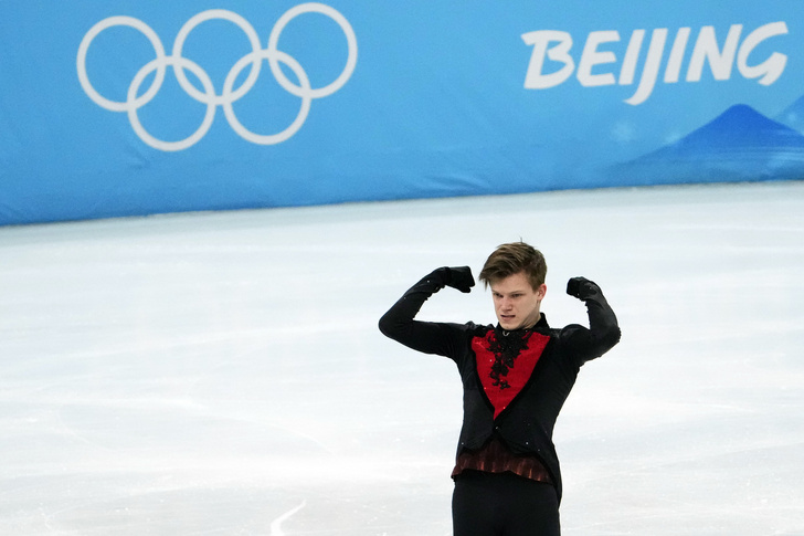 Евгений Семененко впервые вышел на лед после страшной травмы