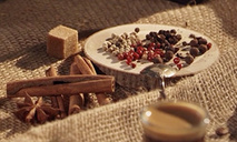 Черный кофе с ананасом и перцем