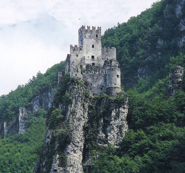 Архив «Вокруг света»: как изменились развалины замка Солорно за 161 год