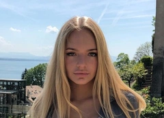 Лиза Пескова запустила маску с усами отца в соцсети