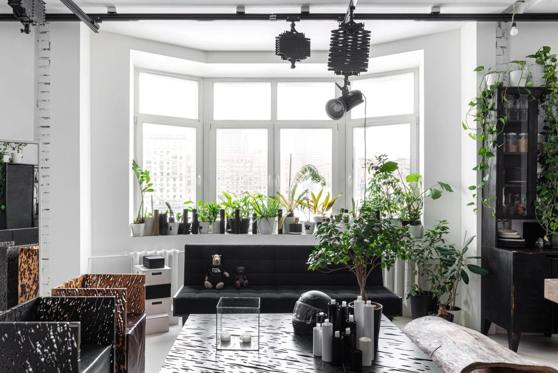 В квартире висит настоящий студийный свет, который ездит на рельсах по потолку — хозяйка любит фотографировать. | Источник: Наталья Градусова / archpole.ru