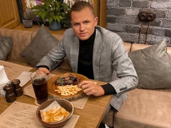 «Один сидишь, уминаешь»: подписчики раскритиковали Тарасова за то, что тот поужинал в ресторане без жены