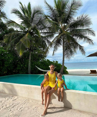 Отдых по бартеру: Костенко и Тарасов рекламируют отели и купальники на Мальдивах