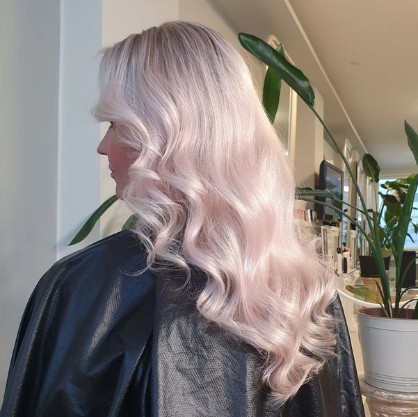 Пудровый блонд: 5 идей трендового окрашивания волос на зиму 2023
