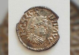 Серебра мало, амбиций много: французский фермер не смог выгодно продать 1200-летнюю монету Карла Великого