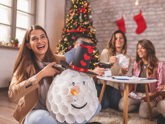 Украшаем дом к Новому году: простые идеи для семейной забавы