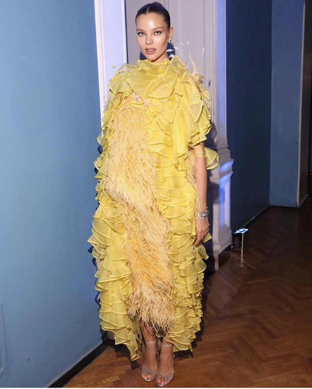 Фото №1 - Желтое платье, достойное «Оскара»: Алеся Кафельникова в шедевре из шелковой органзы и перьев