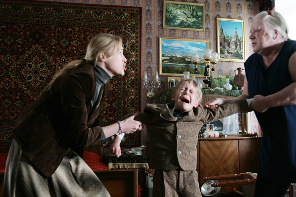 В фильме «Похороните меня за плинтусом» бабушку сыграла Светлана Крючкова, а маму – Мария Шукшина.
