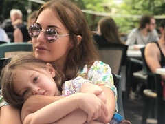 «Сначала хотела остаться единственной»: Мерьем Узерли рассказала о ревности 6-летней дочери к ее второй беременности