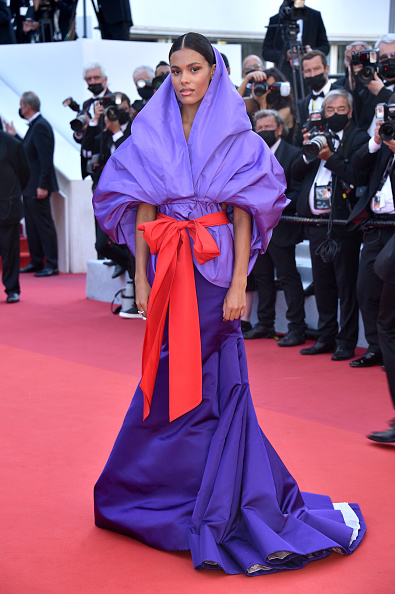 Самое обсуждаемое платье Канн — фиалковое кимоно с капюшоном Тины Кунаки